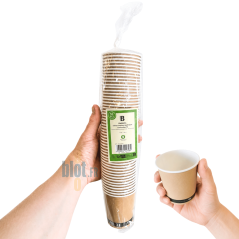 Sachet de 50 gobelets carton brun 18 cl avec gobelet présenté en main