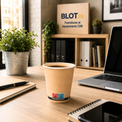 Gobelet carton brun 18 cl utilisé pour une pause café en bureau professionnel