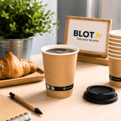Gobelet carton brun 30 cl utilisé pour café à emporter avec couvercle en établissement CHR