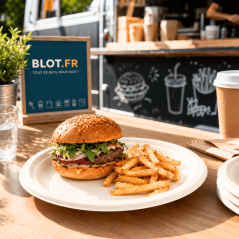 Assiette bagasse ronde 23 cm avec burger et frites en food truck