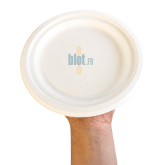Assiette blanche en fibre de canne 23 cm tenue à la main