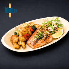 Plat ovale en feuille de palmier garni de saumon légumes et salade