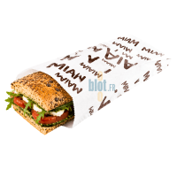 Sandwich généreusement garni présenté dans un sac papier blanc Miam de 12 cm de large