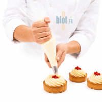 Dressage de tartelettes avec une poche pâtissière jetable professionnelle
