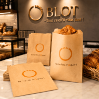 Sacs croissant kraft brun imprimés Tu me fais croquer présentés en boulangerie