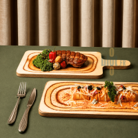 Planches de présentation De La Roca en bois de bouleau avec dressages de restaurant