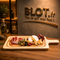 Planche De La Roca en bois de bouleau garnie de charcuterie et de fromages