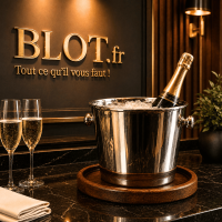 Seau à champagne posé sur un plateau rond De La Roca en bois de bouleau dans un établissement professionnel