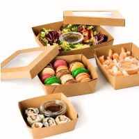 Assortiment de boîtes kraft avec fenêtre pour présenter salades, sushis, crevettes et macarons