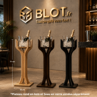 Trois supports De La Roca avec seaux à champagne en verre dans un espace de restauration professionnel
