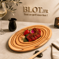 Planche ovale De La Roca en bouleau avec thon dressé sur une table de restaurant