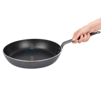 Poêle professionnelle Matfer Chef Ø 28 cm tenue par sa queue en acier rivetée