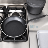 Poêle Matfer Chef Ø 32 cm posée sur un feu à gaz dans une cuisine professionnelle