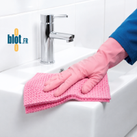 Toile-éponge Spongyl 26 rose utilisée pour nettoyer un lavabo