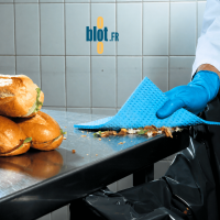 Lavette Spongyl 87 bleue utilisée pour nettoyer un plan de travail alimentaire