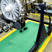 Toile-éponge Spongyl 47 verte utilisée pour absorber des liquides sous un équipement aéronautique