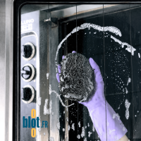 Boule inox Superinox 50 utilisée pour récurer un four professionnel