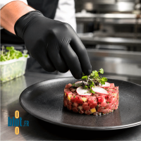 Gant nitrile noir non poudré taille L utilisé pour le dressage d’un plat en cuisine professionnelle