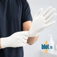 Gants latex blanc non poudrés taille L en cours d’enfilage pour un usage professionnel