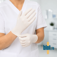 Gants latex blanc non poudrés taille M en cours d’enfilage par un professionnel de santé
