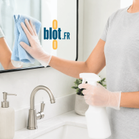 Gants vinyle poudrés transparents taille M utilisés pour le nettoyage d’une surface avec pulvérisateur et chiffon