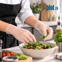 Gants vinyle poudrés transparents taille XL utilisés pour la préparation d’une salade en cuisine professionnelle