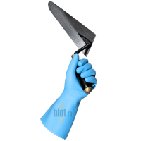 Gant latex bleu Mapa Jersette 300 tenant une truelle de travail