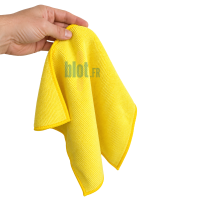 Lavette microfibre tissée jaune tenue en main montrant sa texture et sa souplesse
