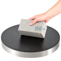 Pierre abrasive Krampouz APA1 utilisée pour nettoyer une plaque de crêpière en fonte
