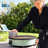 Nettoyage d’une plaque de crêpière en fonte avec la pierre abrasive Krampouz APA1