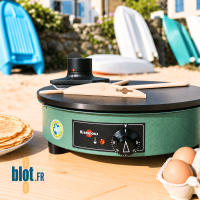 Tampon Krampouz ATE1 et accessoires en bois posés sur une crêpière en extérieur