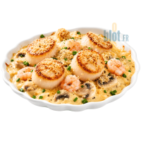 Présentation de noix de Saint-Jacques dorées, crevettes et champignons dans une coquille en céramique blanche
