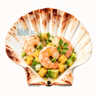 Exemple de présentation dans une coquille Saint-Jacques naturelle avec crevettes, garniture colorée et herbes
