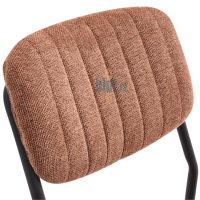 Détail du dossier du tabouret AGATE en tissu terracotta texturé avec coutures verticales
