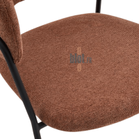 Gros plan sur l’assise garnie du fauteuil OPALE et la texture de son tissu terracotta
