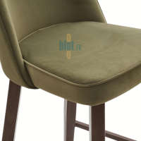 Détail de l’assise garnie du tabouret ANGELINA amande montrant la texture du revêtement et les coutures
