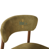 Gros plan sur le dossier incurvé de la chaise JULIA et son revêtement texturé vert olive