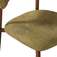 Détail de l’assise rembourrée de la chaise JULIA montrant la texture du tissu vert olive