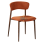 Chaise JULIA terracotta vue de trois quarts avant, avec assise garnie, dossier incurvé et pieds aspect bois
