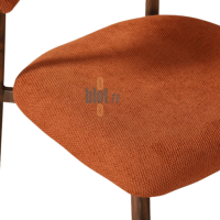 Chaise JULIA terracotta sur fond blanc, avec assise et dossier garnis et piètement aspect bois foncé